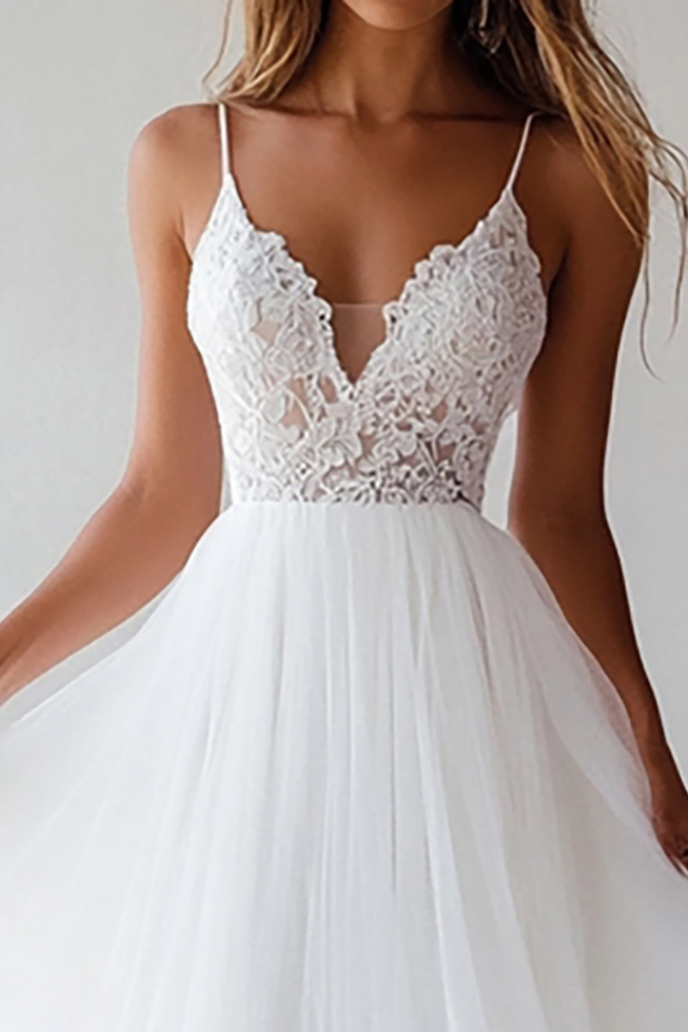 Robe blanche trapèze en tulle et dentelle longueur thé