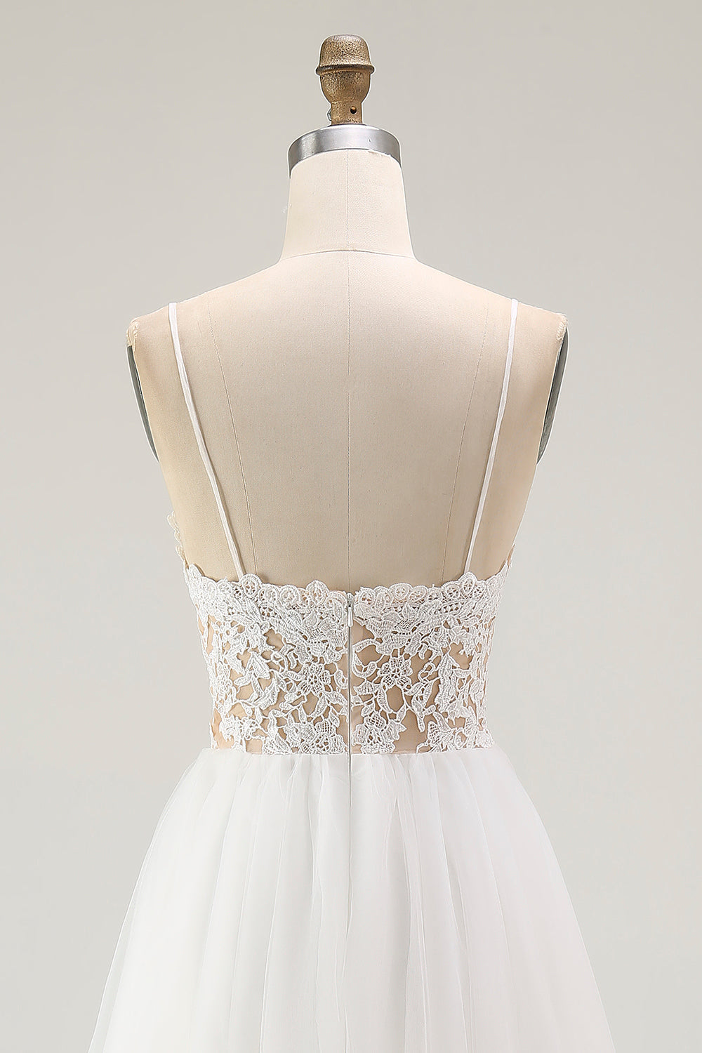 Robe blanche trapèze en tulle et dentelle longueur thé