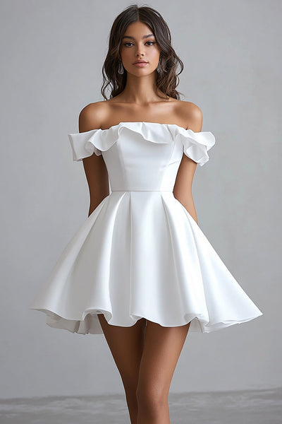 Une Petite Fille En Robe Blanche Et Une Fleur Posent Dans Un Cadre Magnifique Photo stock - Image du vacances, ballerine: 51012132