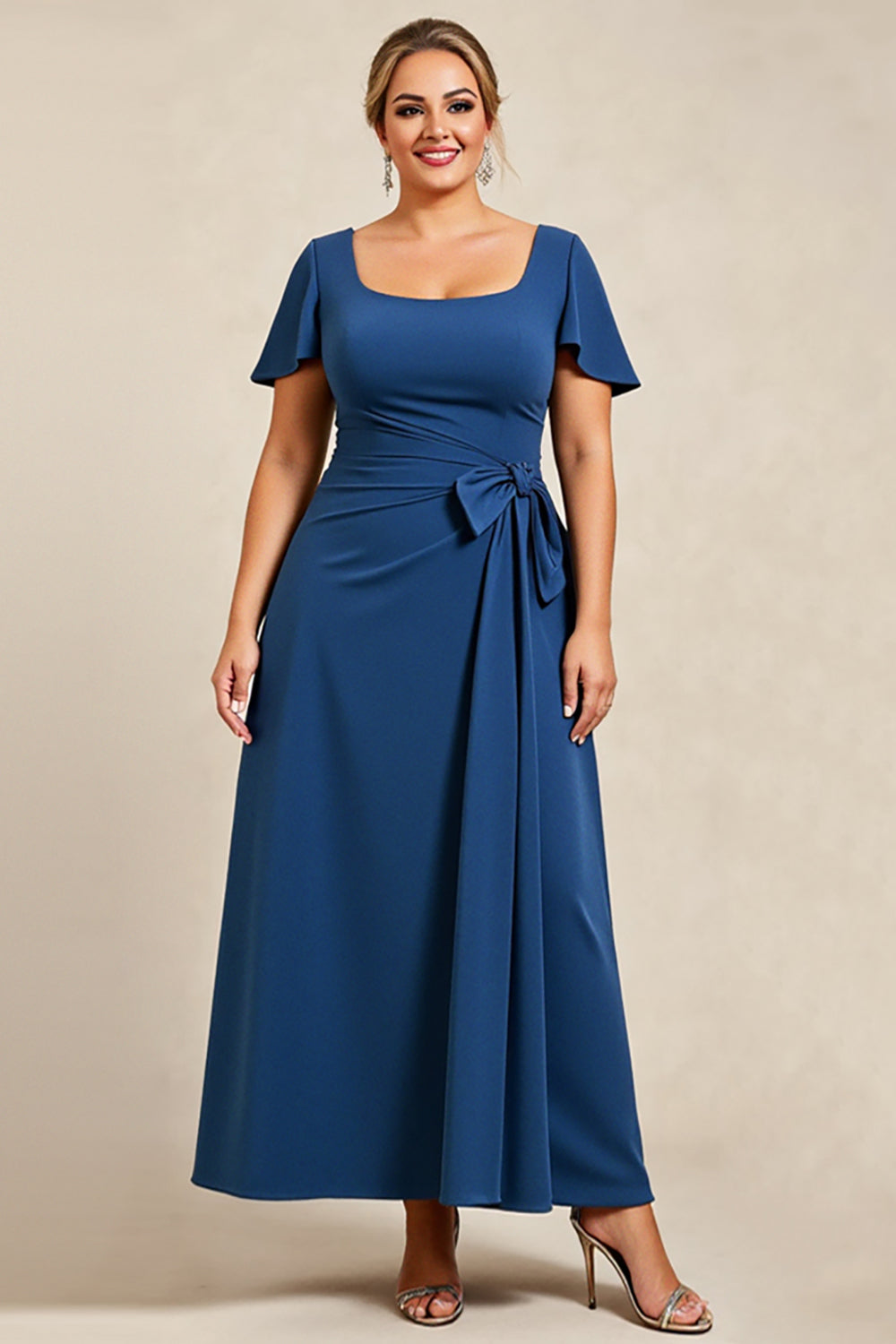 Bleu encre Une ligne Satin Grande Taille Mère de la mariée Robe à manches courtes