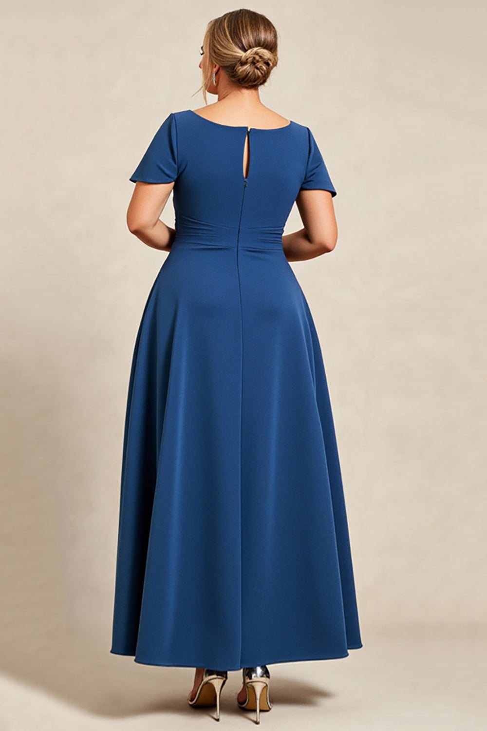Bleu encre Une ligne Satin Grande Taille Mère de la mariée Robe à manches courtes