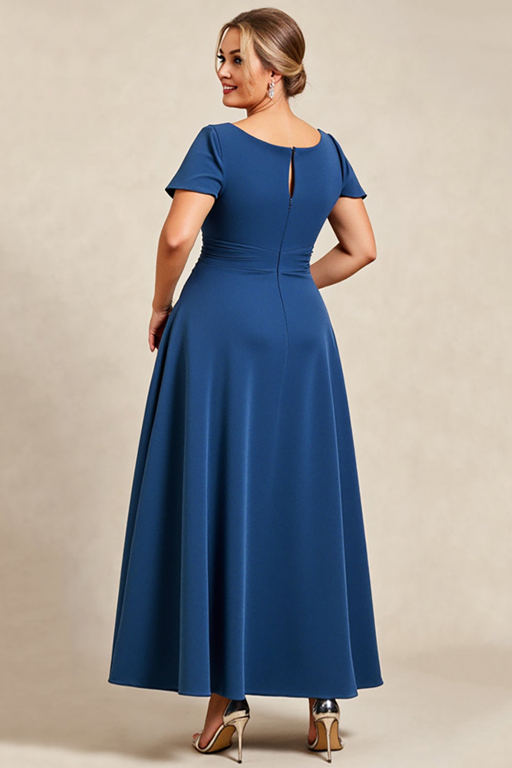 Bleu encre Une ligne Satin Grande Taille Mère de la mariée Robe à manches courtes