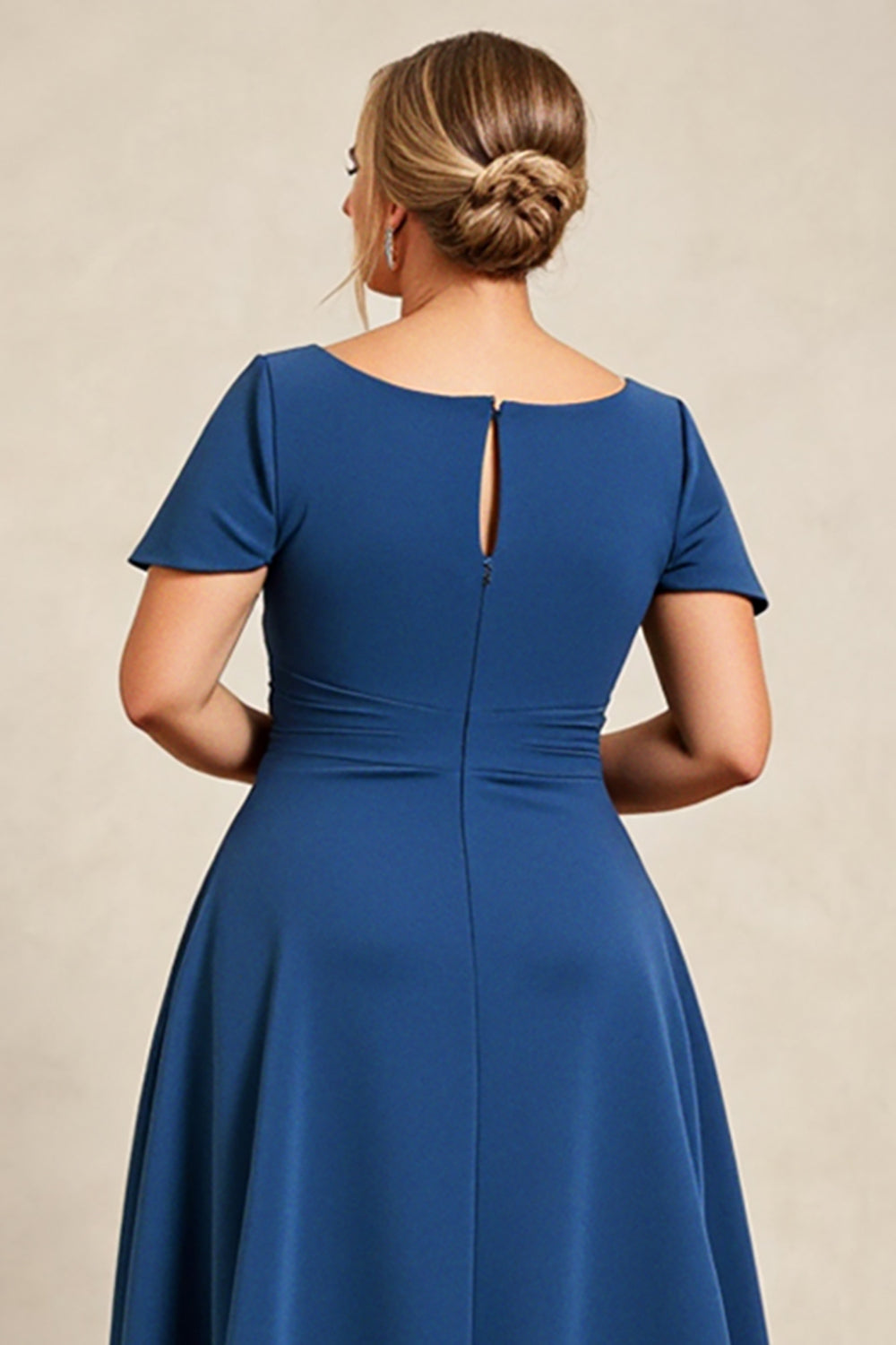 Bleu encre Une ligne Satin Grande Taille Mère de la mariée Robe à manches courtes