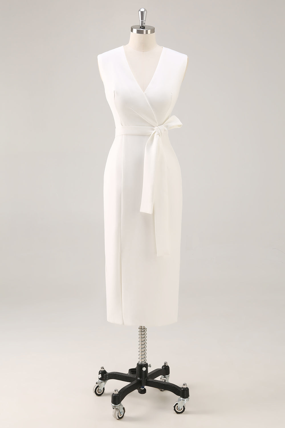 Robe blanche à col en V avec ceinture