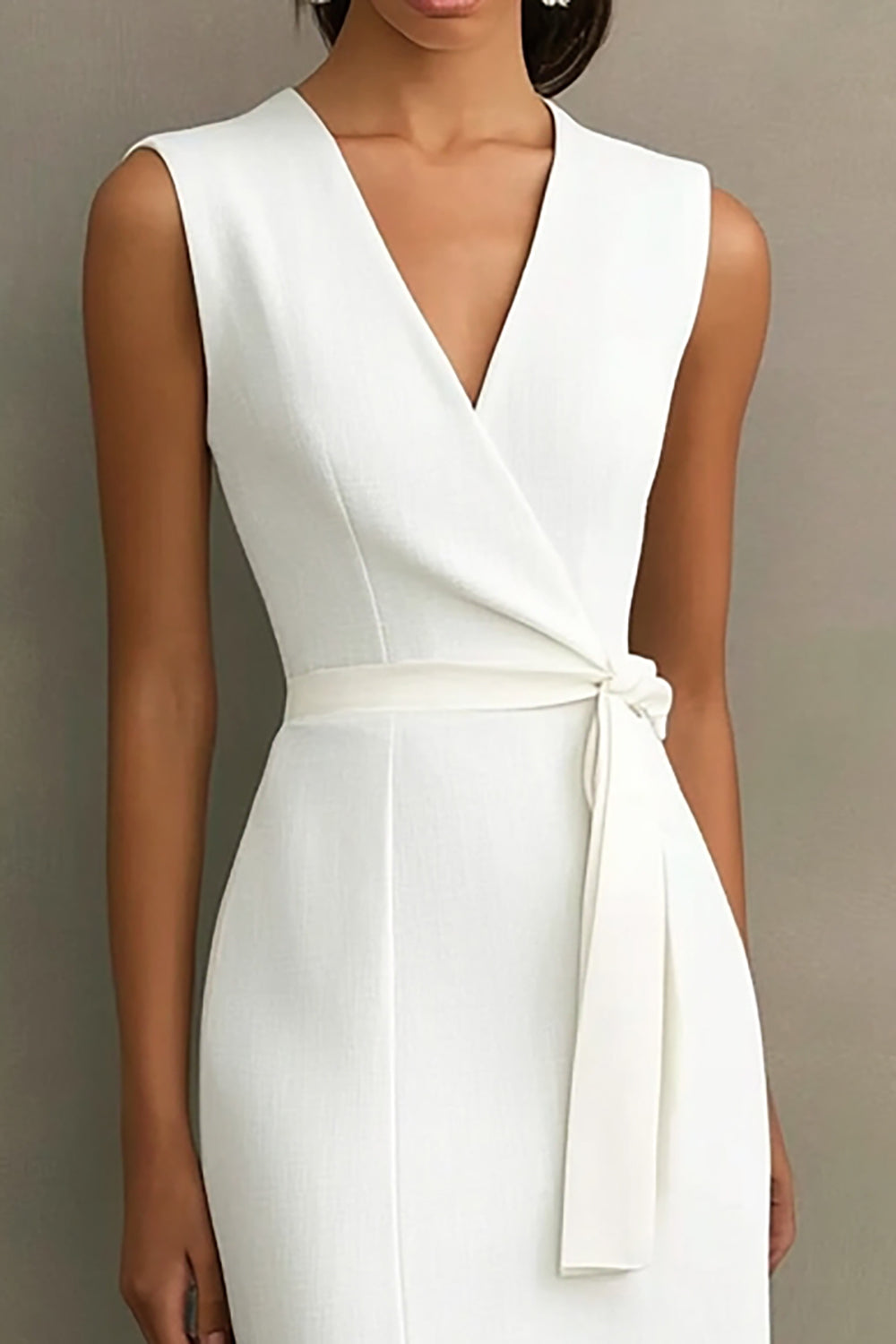 Robe blanche à col en V avec ceinture