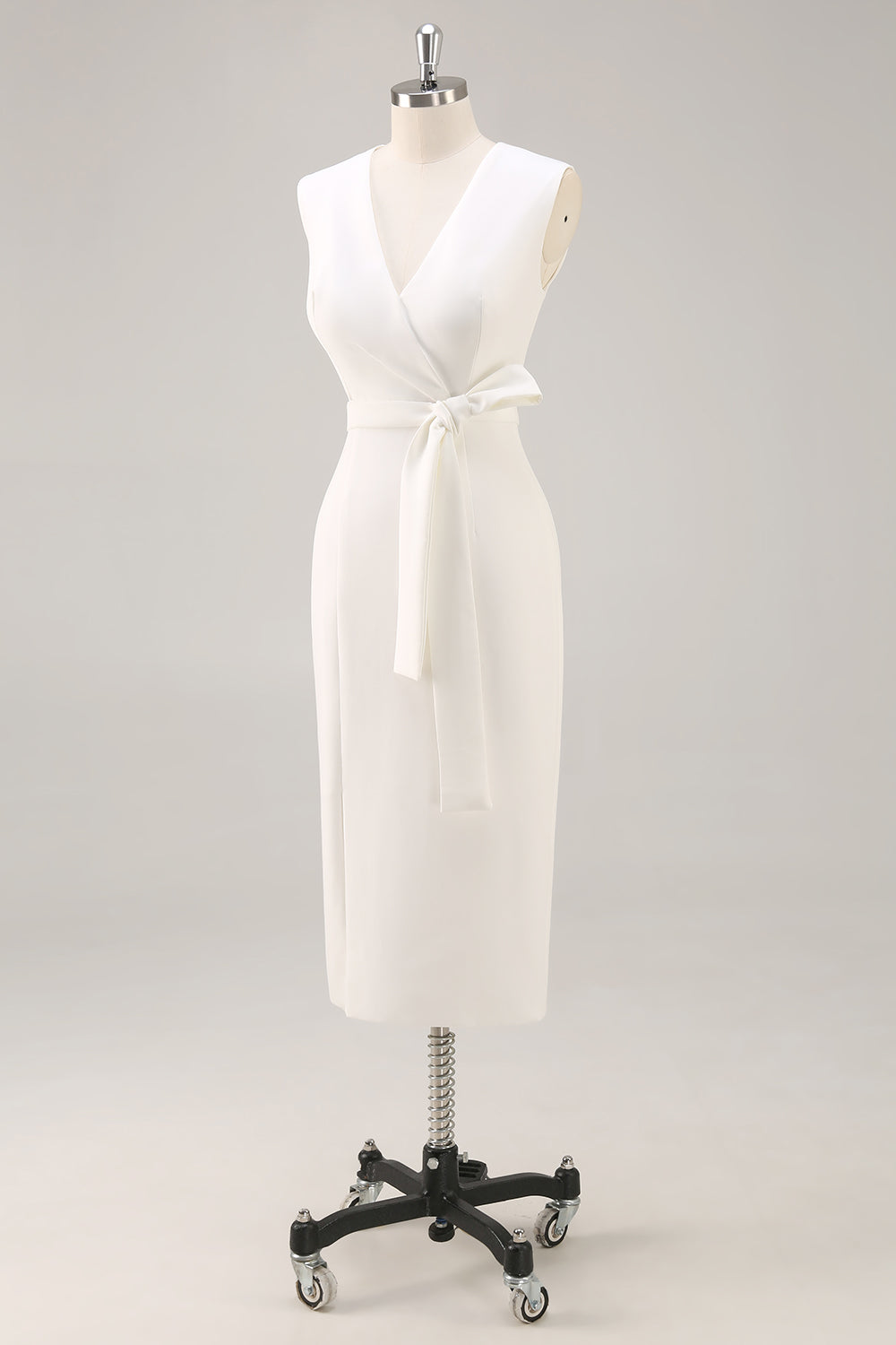 Robe blanche à col en V avec ceinture