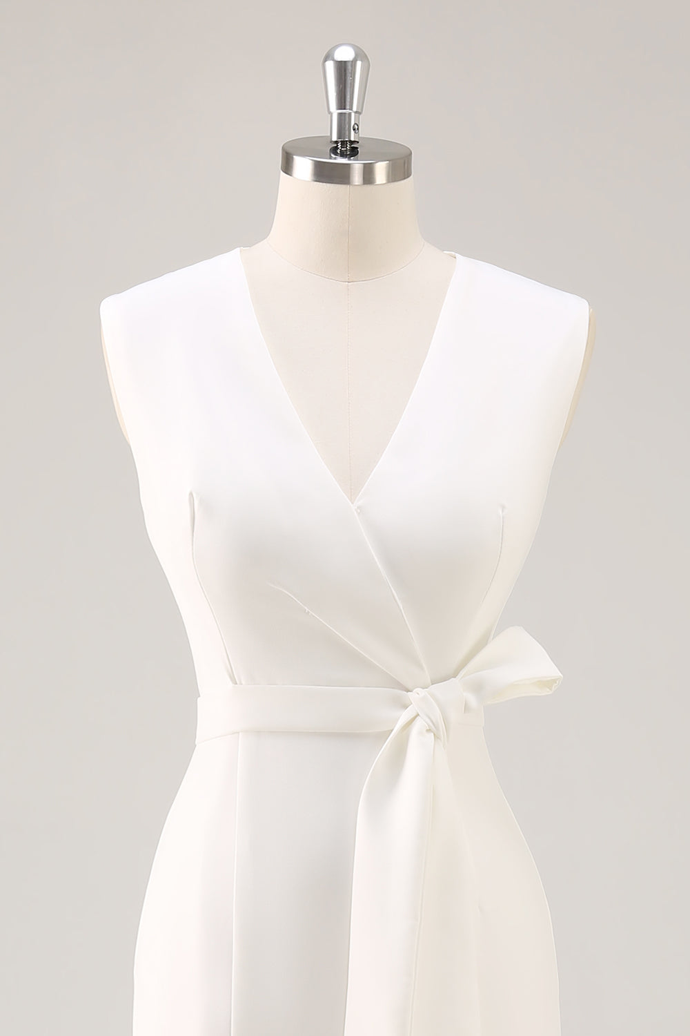 Robe blanche à col en V avec ceinture