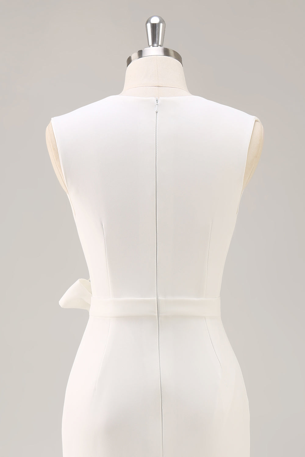 Robe blanche à col en V avec ceinture