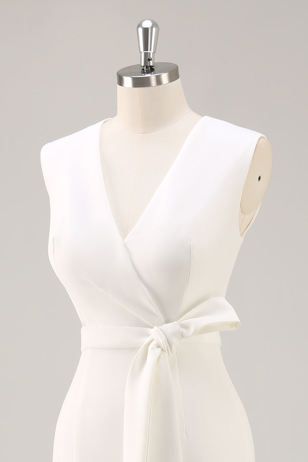 Robe blanche à col en V avec ceinture