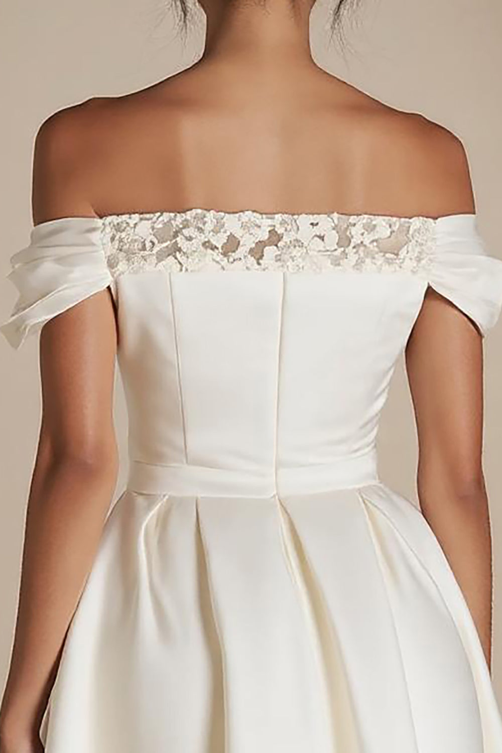 Robe blanche en dentelle à épaules dénudées