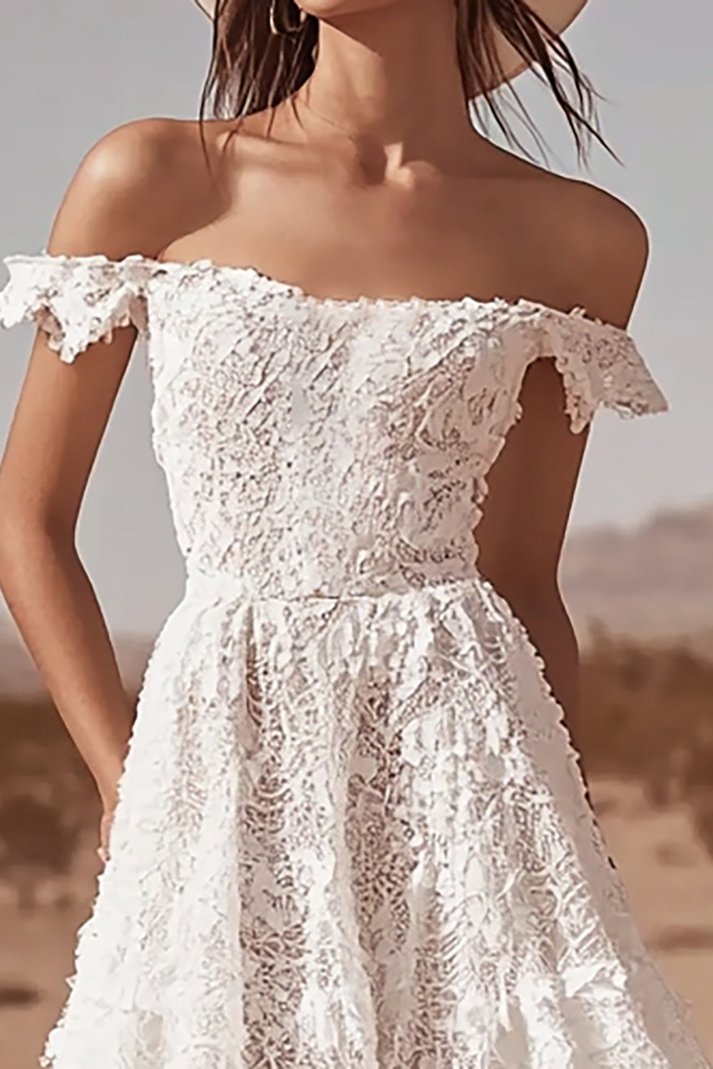 Robe de mariée bohème blanche en dentelle à épaules dénudées