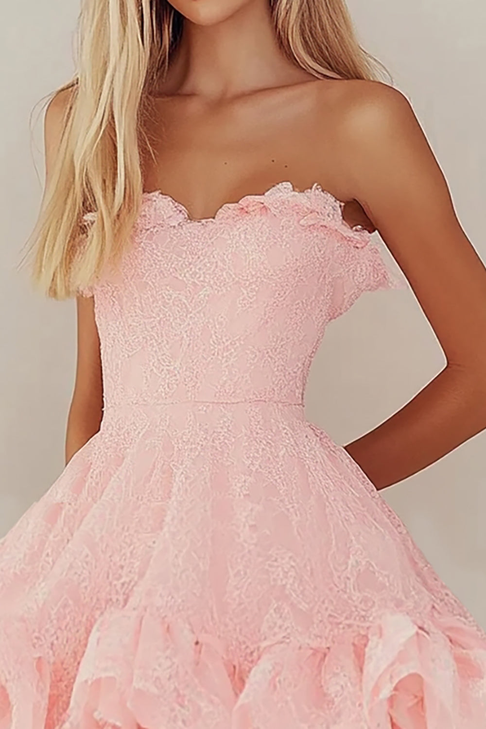 Robe courte de graduation en dentelle rose chérie avec volants