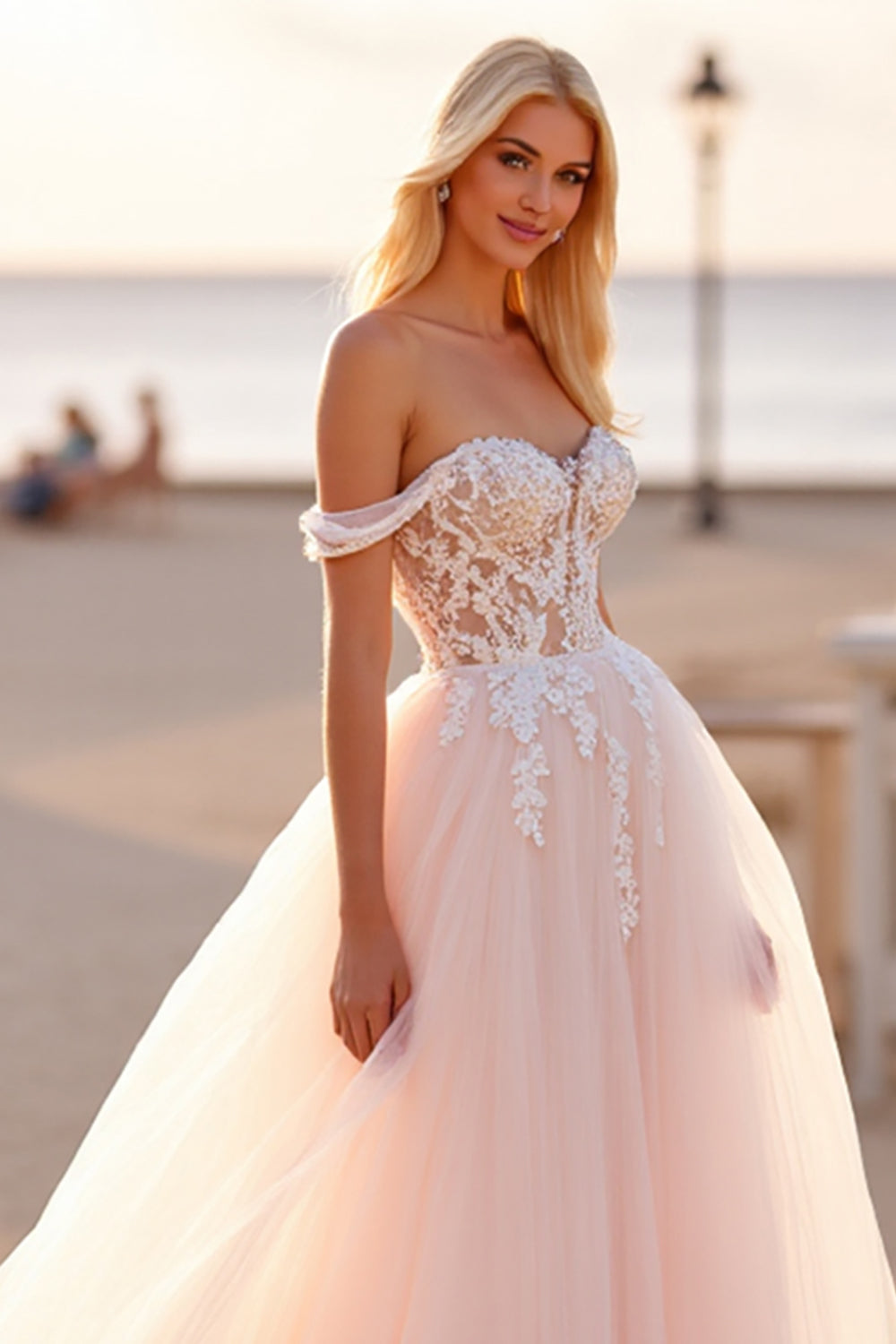 Robe de mariée en tulle blush à épaules dénudées avec appliques