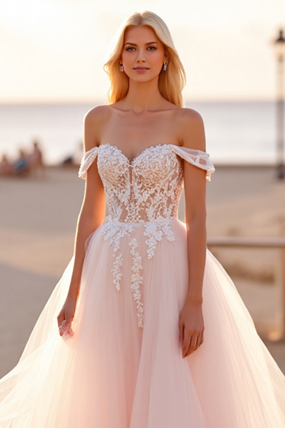 Robe de mariée en tulle blush à épaules dénudées avec appliques