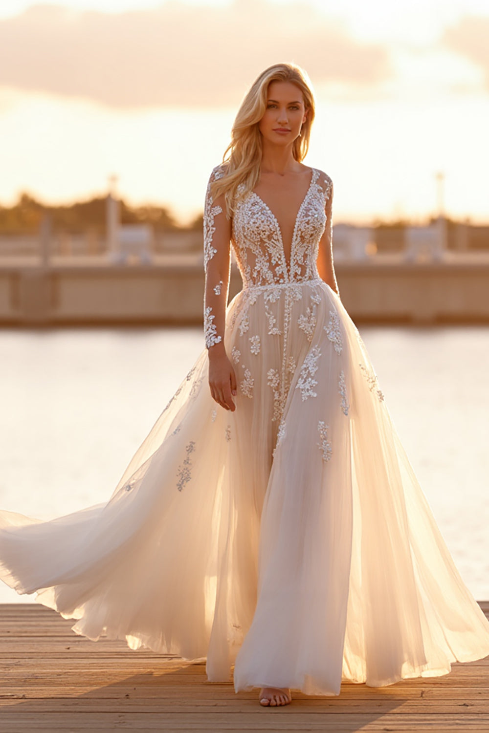 Robe de mariée en tulle blanc appliqué à manches longues