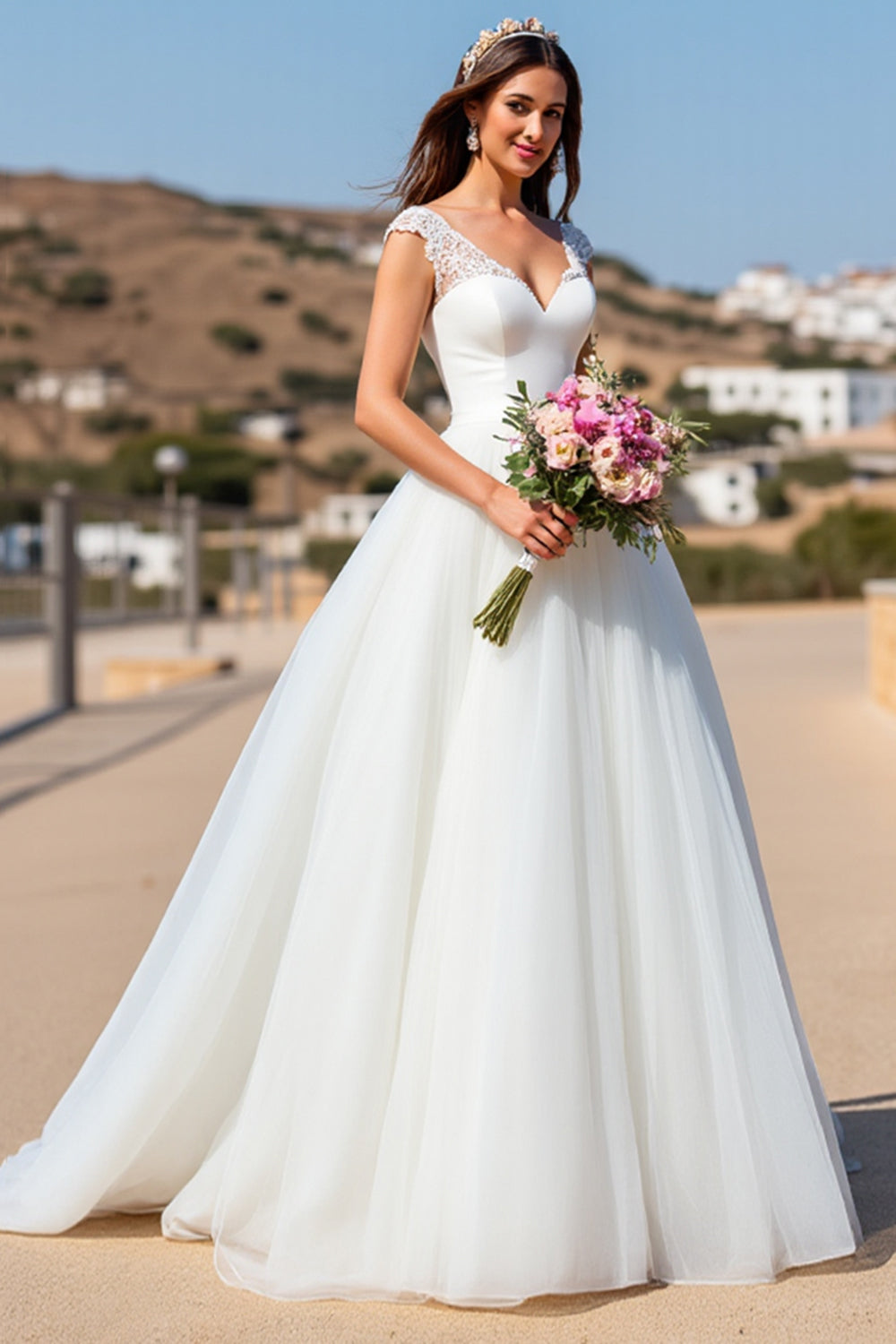 Robe de mariée blanche en tulle à balayage avec dentelle