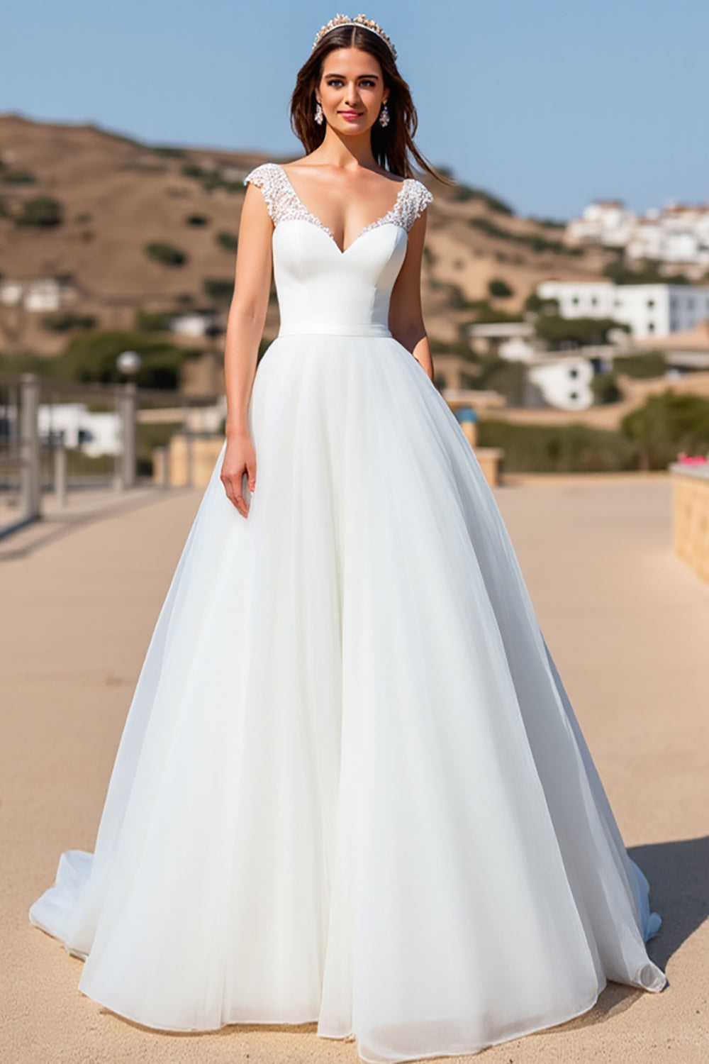 Robe de mariée blanche en tulle à balayage avec dentelle