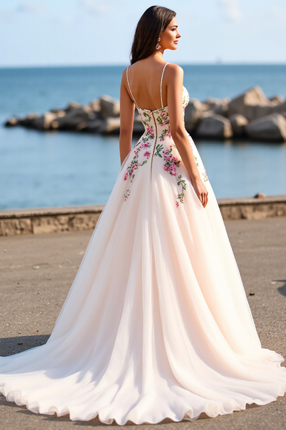 Robe de mariée en tulle blush une ligne boho brodé balayage traîne