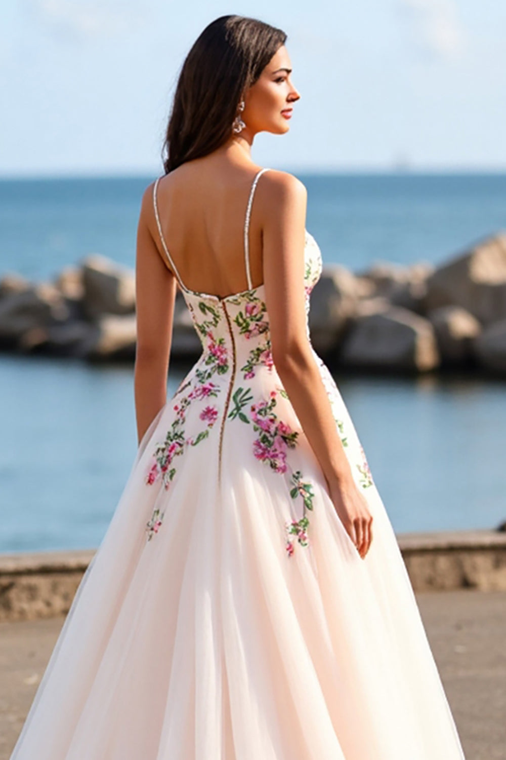 Robe de mariée en tulle blush une ligne boho brodé balayage traîne