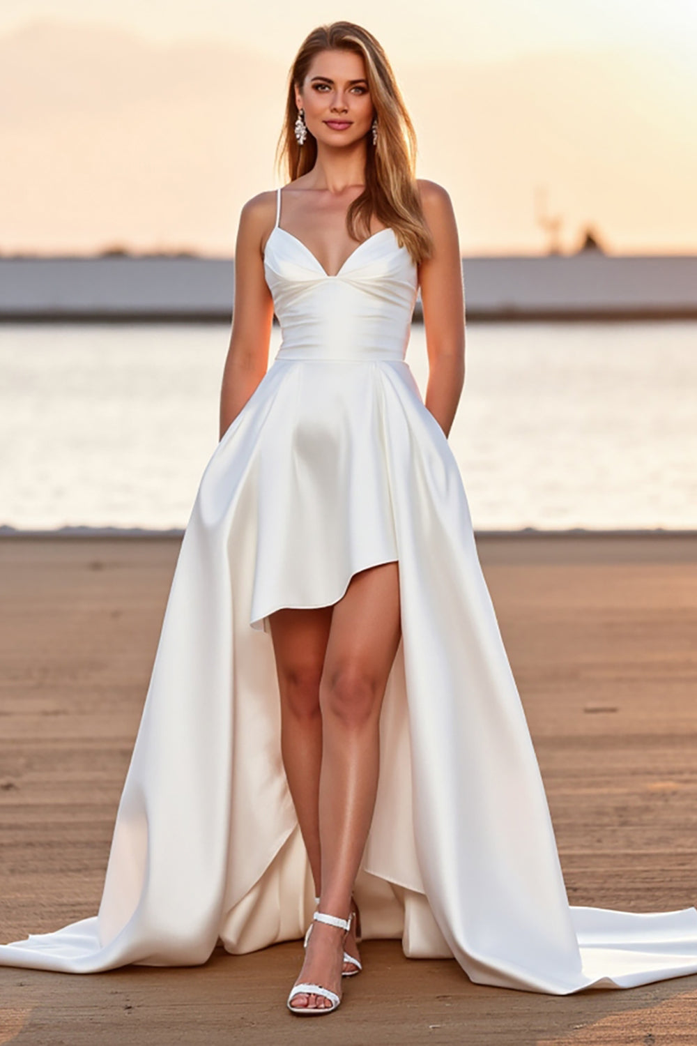 Satin blanc Une ligne Boho High-Low Robe de mariée