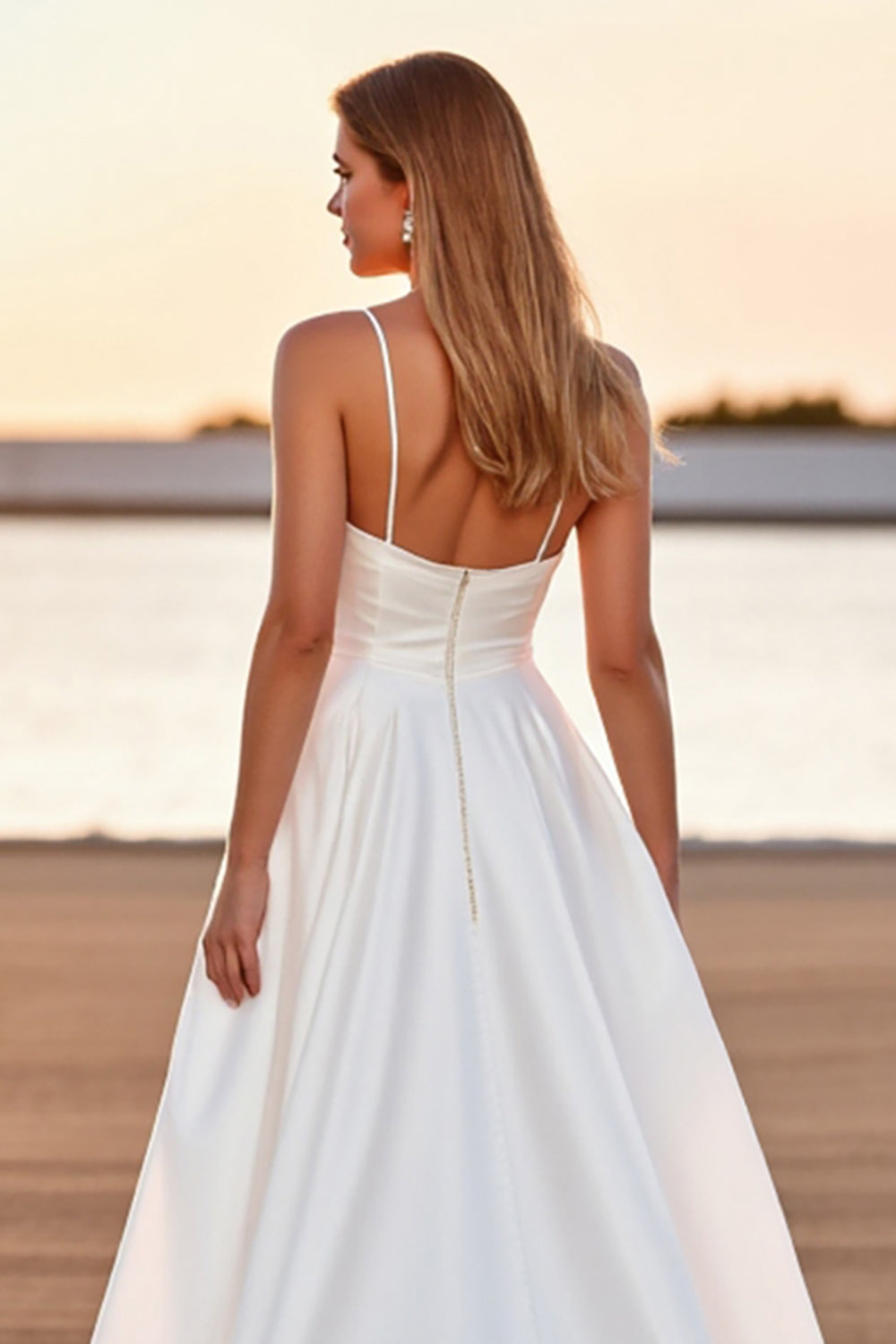 Satin blanc Une ligne Boho High-Low Robe de mariée