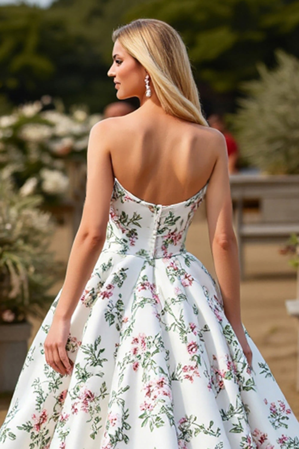Robe de mariée blanche Sweetheart A Line Sweep Train avec des fleurs