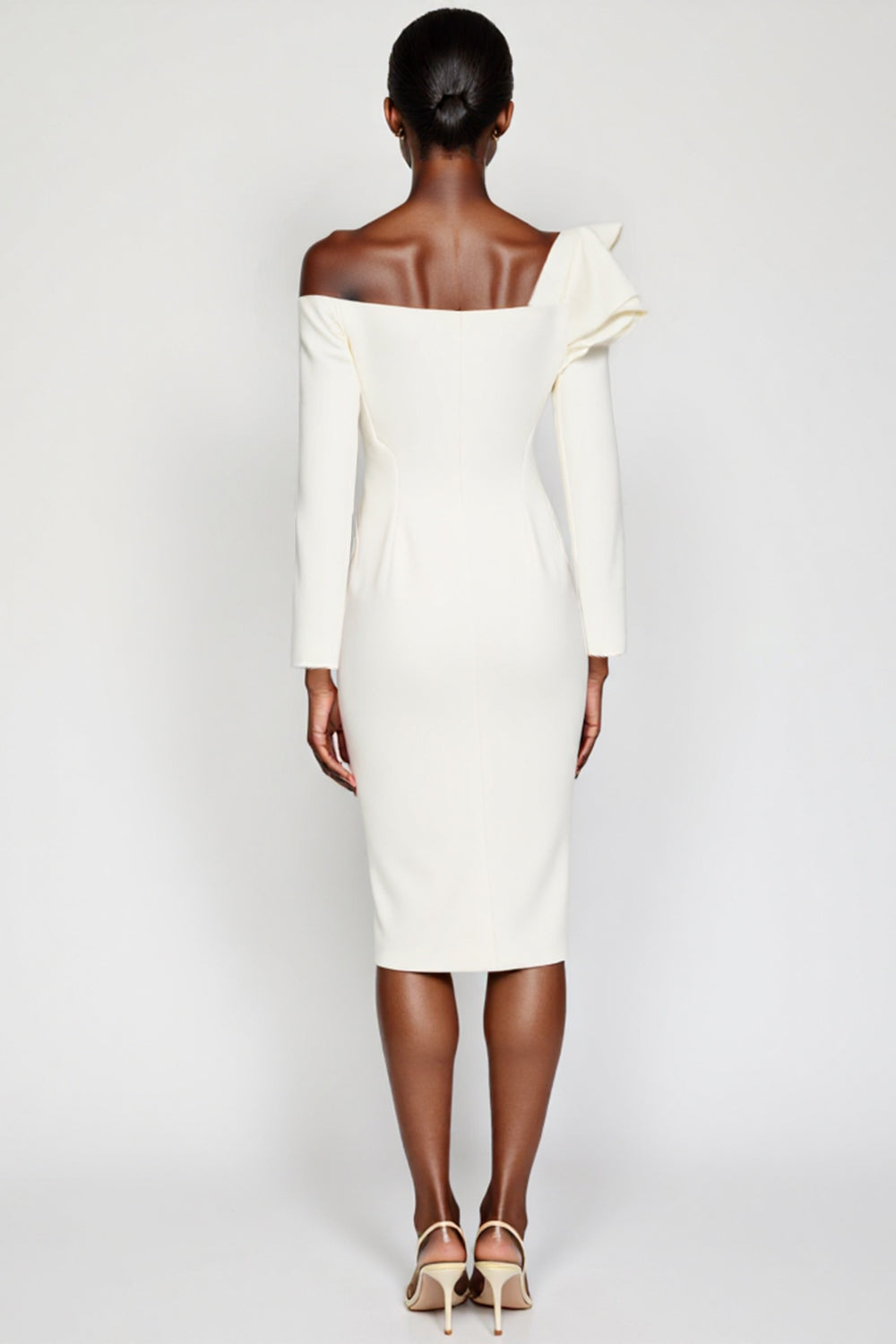 Robe de travail moulante froncée blanche à une épaule avec manches longues