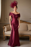 Robe sirène en satin bordeaux à épaules dénudées de mère de la mariée
