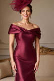 Robe sirène en satin bordeaux à épaules dénudées de mère de la mariée