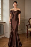 Robe de mère de la mariée en satin satin marron à épaules dénudées
