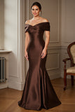Robe de mère de la mariée en satin satin marron à épaules dénudées