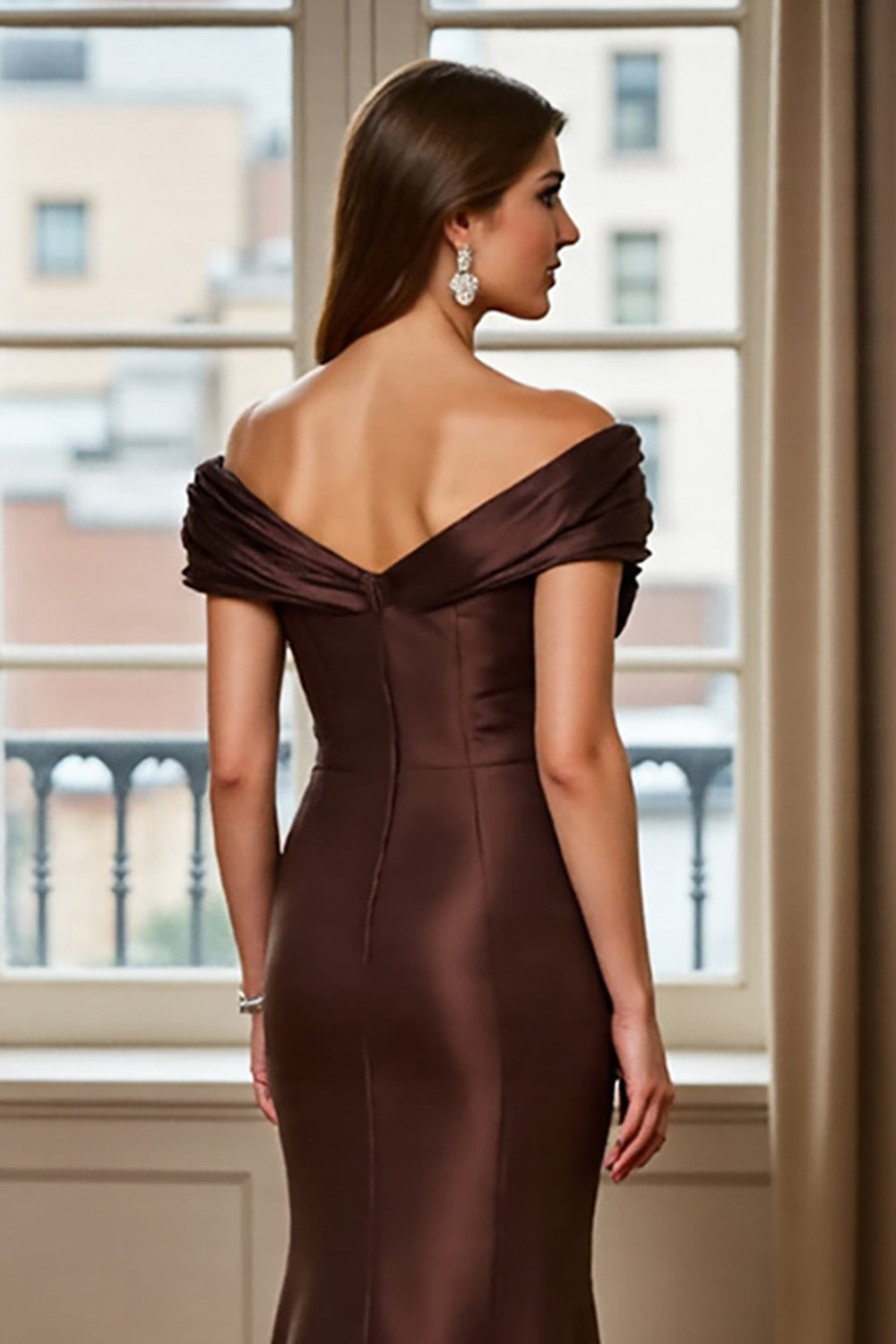 Robe de mère de la mariée en satin satin marron à épaules dénudées