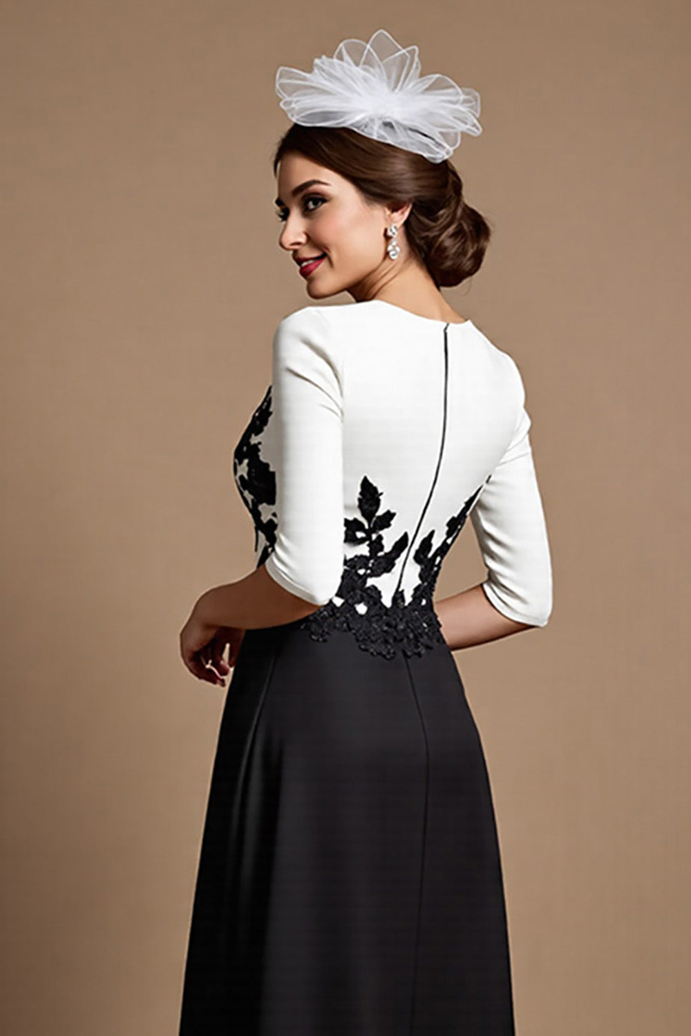 Noir et blanc Une ligne Satin Midi Robe Mère de la Mariée avec Appliques