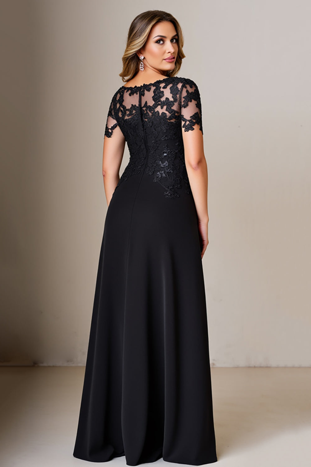 Robe longue mère de la mariée en satin fourreau noir avec appliques