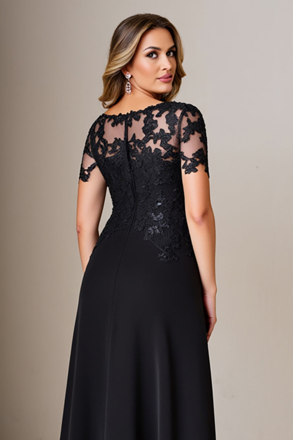 Robe longue mère de la mariée en satin fourreau noir avec appliques