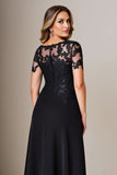 Robe longue mère de la mariée en satin fourreau noir avec appliques