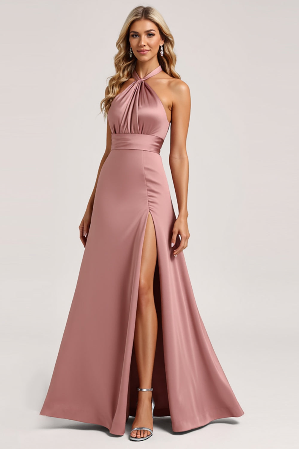Robe de demoiselle d’honneur en satin rose licol