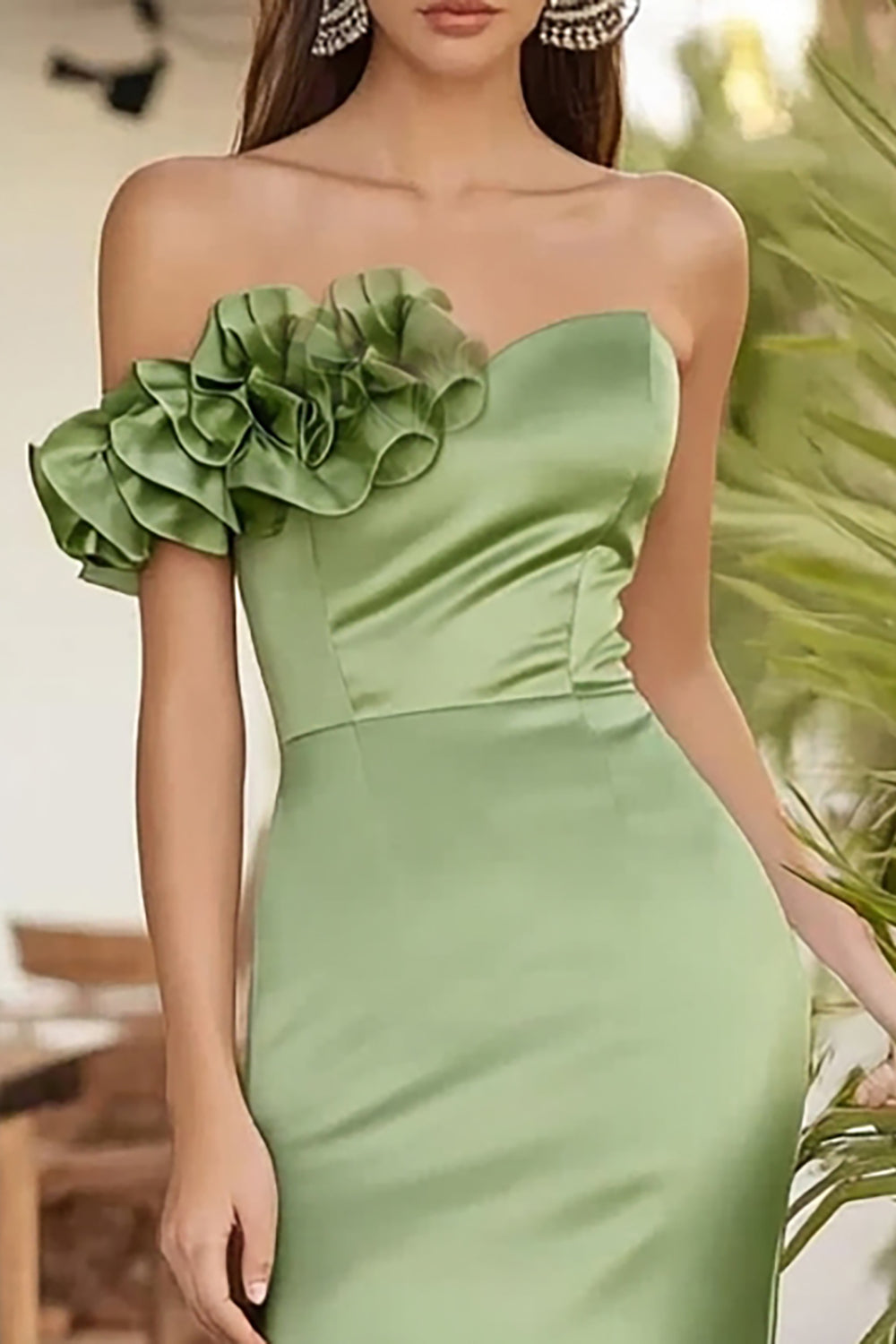 Robe longue formelle vert sauge à une épaule avec fleur 3D