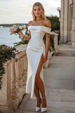 Robe de mariée moulante en satin blanc à épaules dénudées