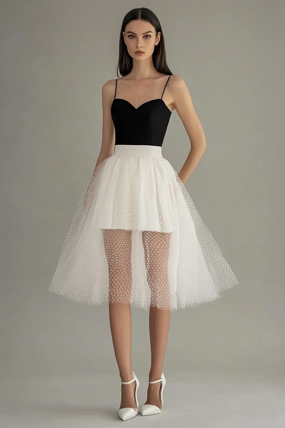 Robe mi-longue blanche en tulle aligne