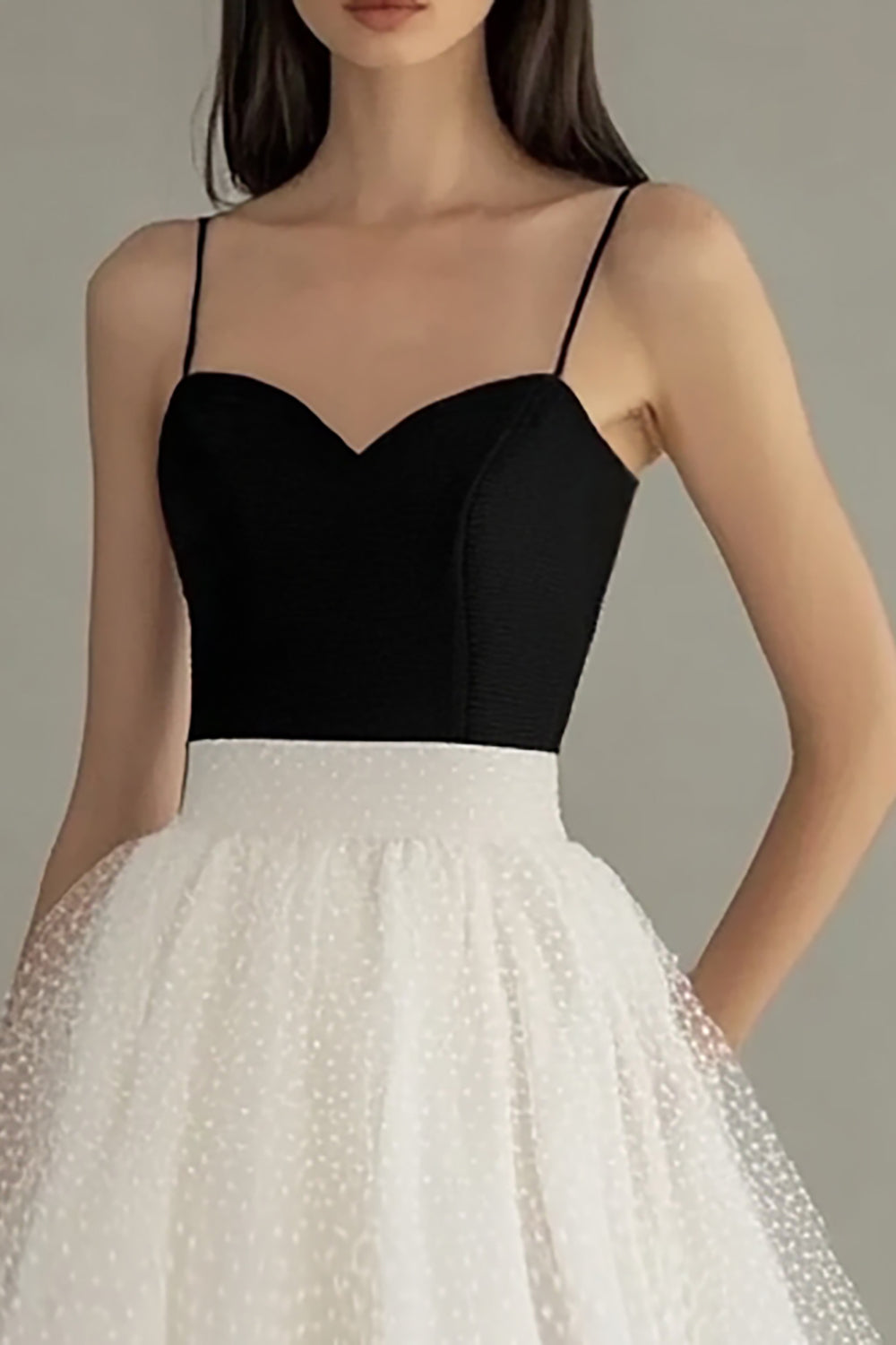 Robe mi-longue blanche en tulle aligne