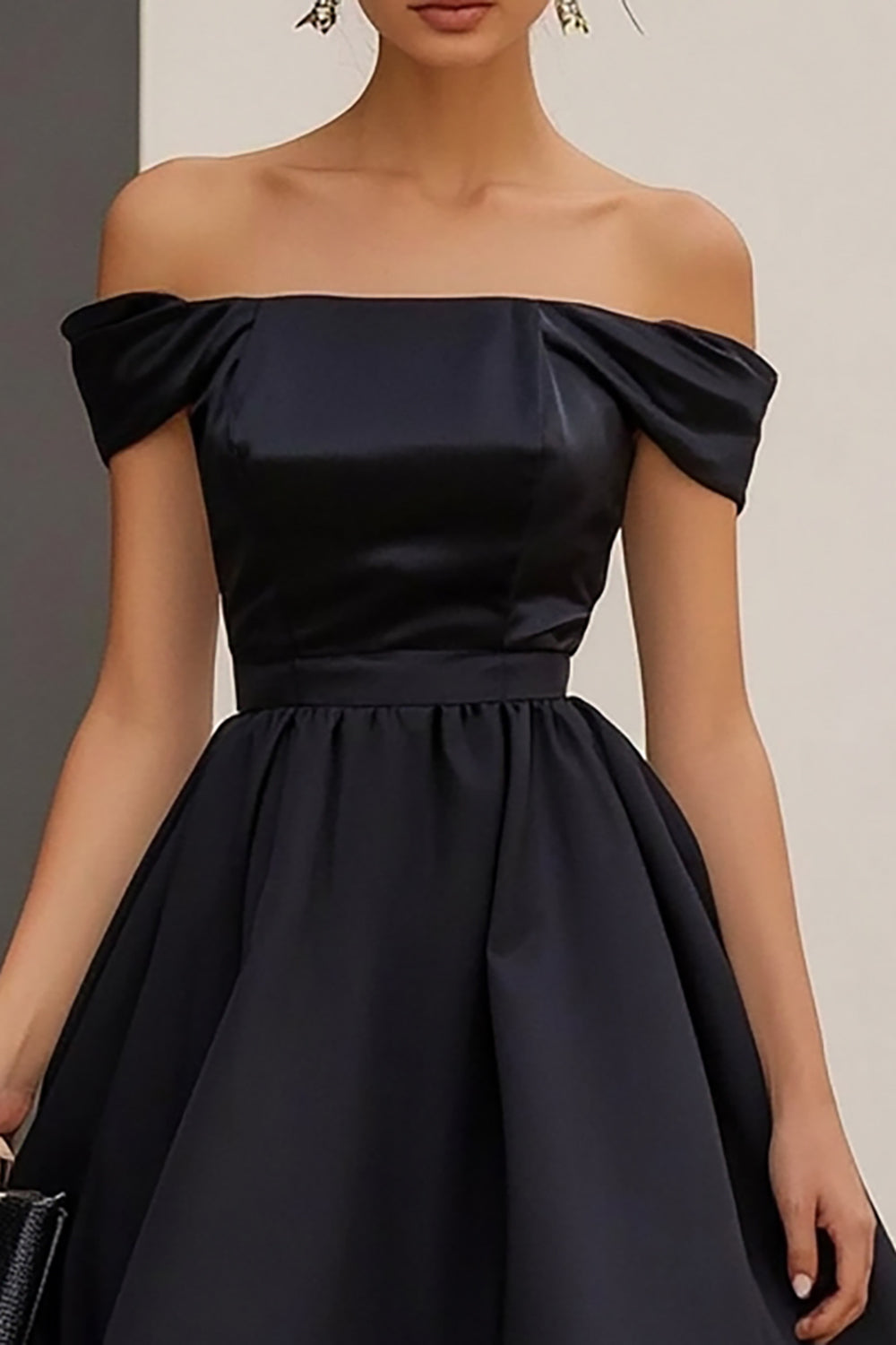 Robe formelle noire à épaules dénudées