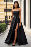 Une ligne robe longue formelle en satin noir avec fente