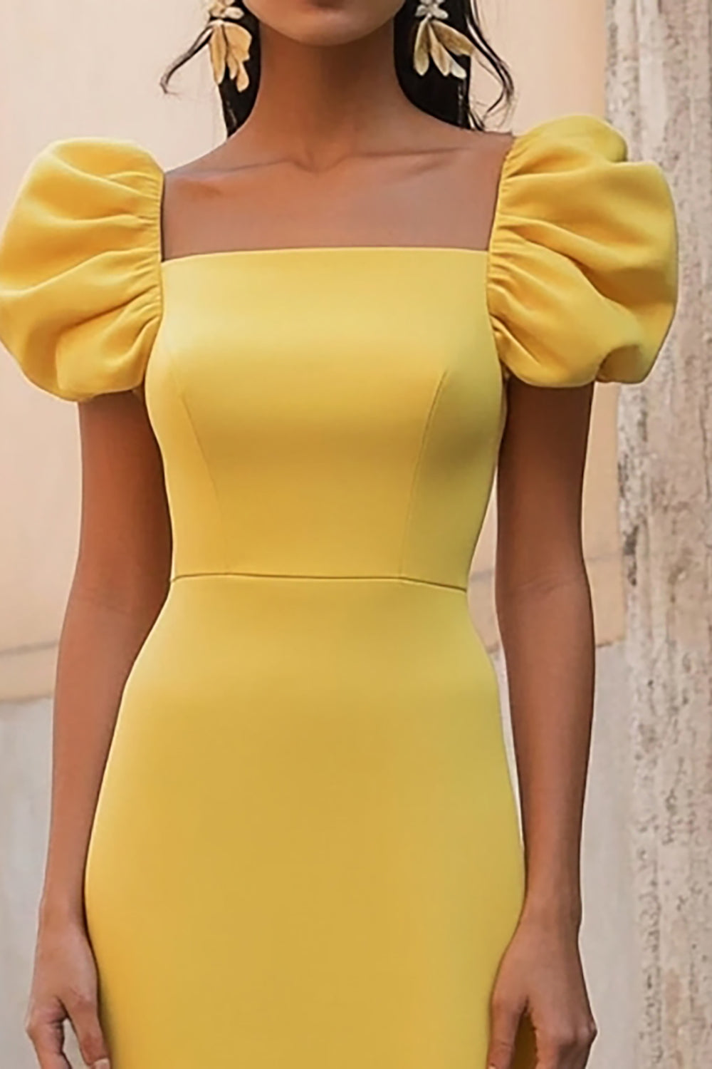 Robe longue formelle à col carré à volants en satin jaune