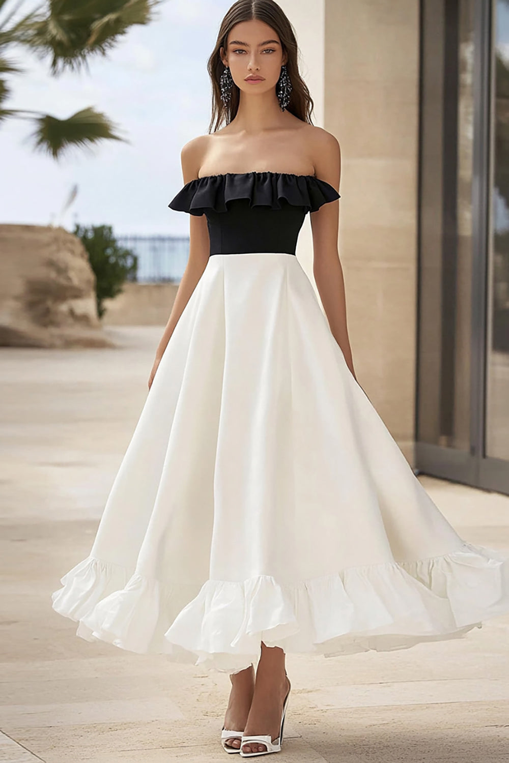 Robe bustier trapèze en satin blanc et noir