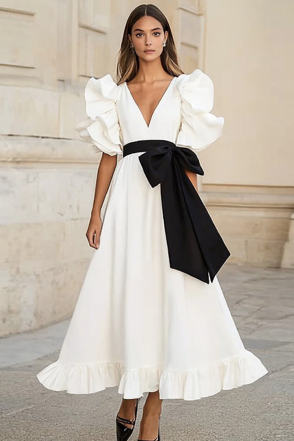 Robe longue formelle à volants en satin noir et blanc avec noeud