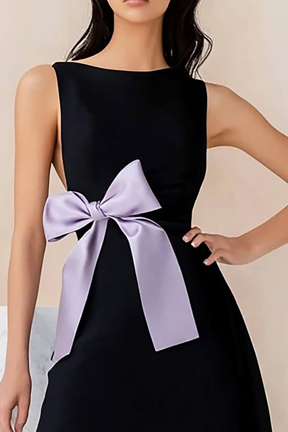 Robe de cocktail courte à manches en satin noir avec nœud