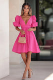 Robe de cocktail courte en satin à manches bouffantes fuchsia