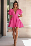 Robe de cocktail courte à manches bouffantes en satin fuchsia à col en V