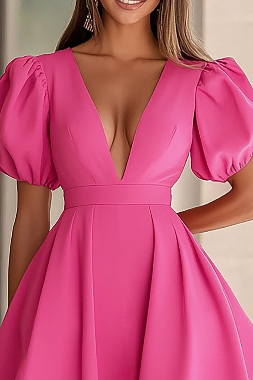 Robe de cocktail courte à manches bouffantes en satin fuchsia à col en V